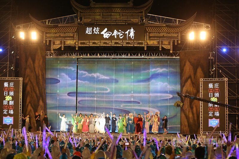 明華園戲劇總團26日在嘉義縣政府前廣場演出經典作「超炫白蛇傳」，為民眾帶來國家級劇院規格表演，現場湧入約5萬名觀眾。中央社記者姜宜菁攝 112年8月26日