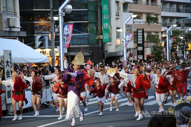 第64屆東京高圓寺阿波舞活動26、27日在東京高圓寺車站周邊舉行，兩天預計吸引100萬名遊客前來觀賞。中央社記者楊明珠東京攝  112年8月26日