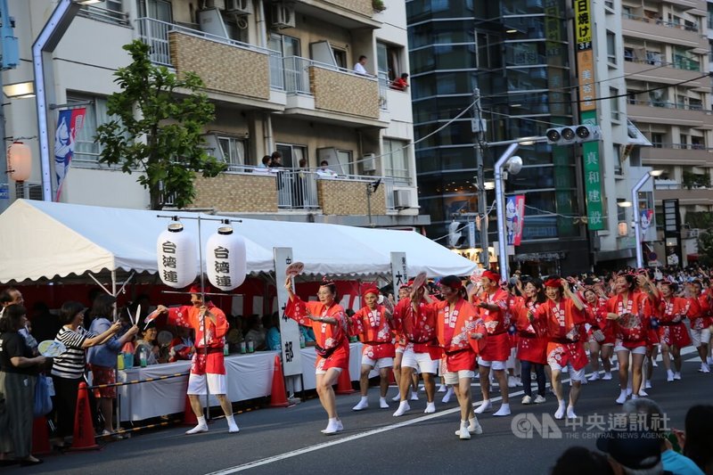 東京高圓寺活動26、27日在東京杉並區JR高圓寺周邊舉行，估計可吸引百萬遊客欣賞。由台僑組成的隊伍「台灣連」暌違4年第3度參與表演，有日人用中文高喊「台灣加油」。中央社記者楊明珠東京攝  112年8月26日