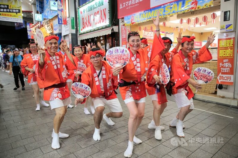 東京高圓寺活動26、27日在東京杉並區JR高圓寺周邊舉行，40多名台僑組「台灣連」暌違4年第3度參與表演，獲日本海內外遊客讚賞。中央社記者楊明珠東京攝  112年8月26日