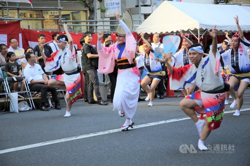 第64屆東京高圓寺阿波舞活動26、27日在東京高圓寺車站周邊舉行。圖為與台僑組成的「台灣連」與德島大學生隊伍聯合在街頭表演。中央社記者楊明珠東京攝  112年8月26日