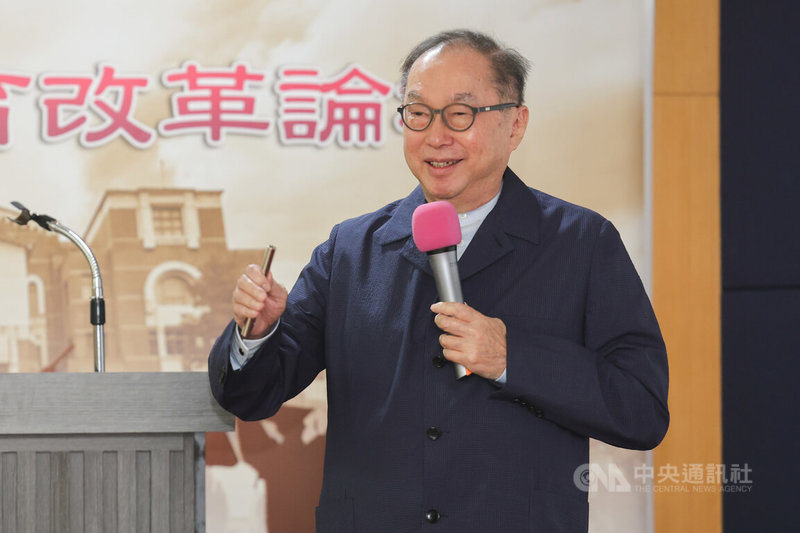 台灣大學校友會文化基金會26日在台北舉辦「2023高等教育改革論壇」,邀請廣達董事長林百里出席,他直說自己是「AI迷」,尤其是近來生成式AI發展,產生許多新技術,學習行為一定要改變,教育視野也需要更新。中央社記者裴禛攝 112年8月26日
