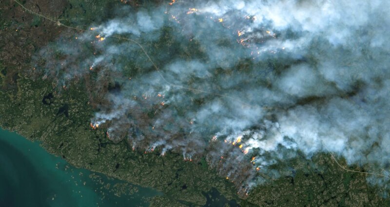 圖為16日加拿大黃刀鎮附近野火燃燒的衛星照片。（ Maxar Technologies／Handout via 路透社）