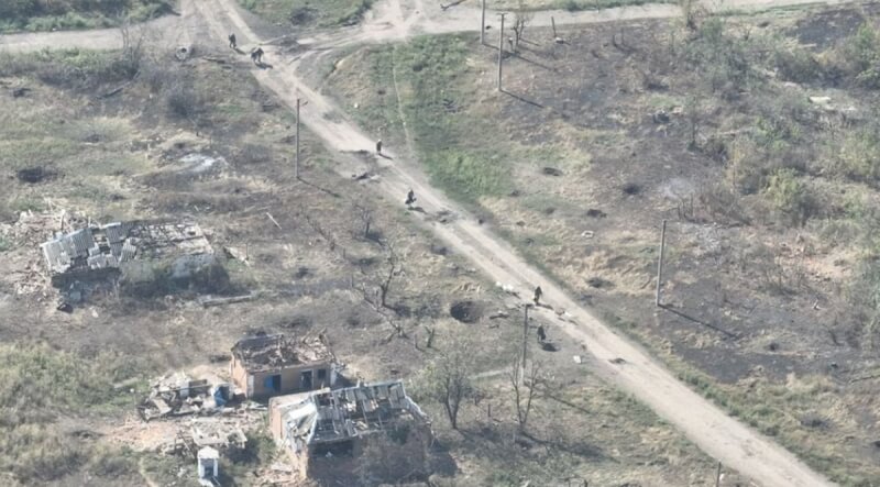 25日烏軍進入札波羅熱州村莊羅博蒂。（Separate Assault Battalion 'Skala' of the Ukrainian Armed Forces/Handout via 路透社）