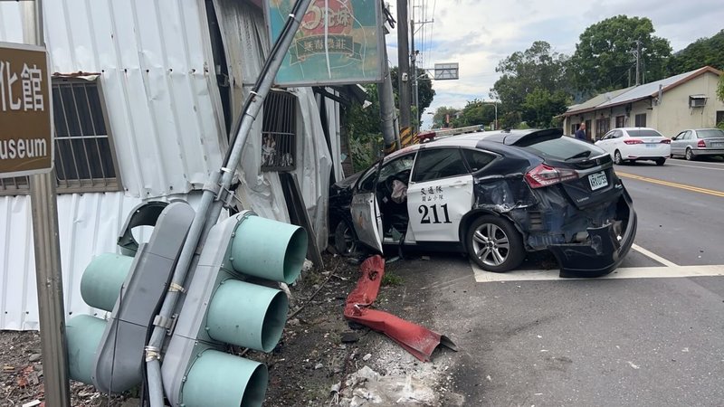 台東縣警察局關山分局林姓員警26日下午疑為趕往熱氣球嘉年華場地指揮交通，開車在台9線鹿野瑞豐段逆向連超2車，卻突然失控撞倒路邊交通號誌燈桿，所幸僅受輕傷。（民眾提供）中央社記者盧太城台東傳真  112年8月26日