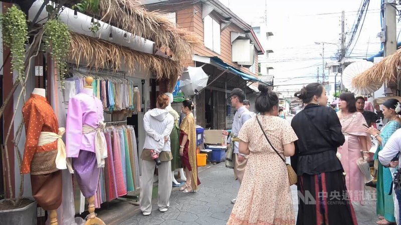 今年COVID-19疫情趨緩，各國觀光客湧入曼谷，鄭王廟旁出現泰服一條街，華麗的泰服吸引觀光客的目光。中央社實習記者李書瑜曼谷攝  112年8月26日