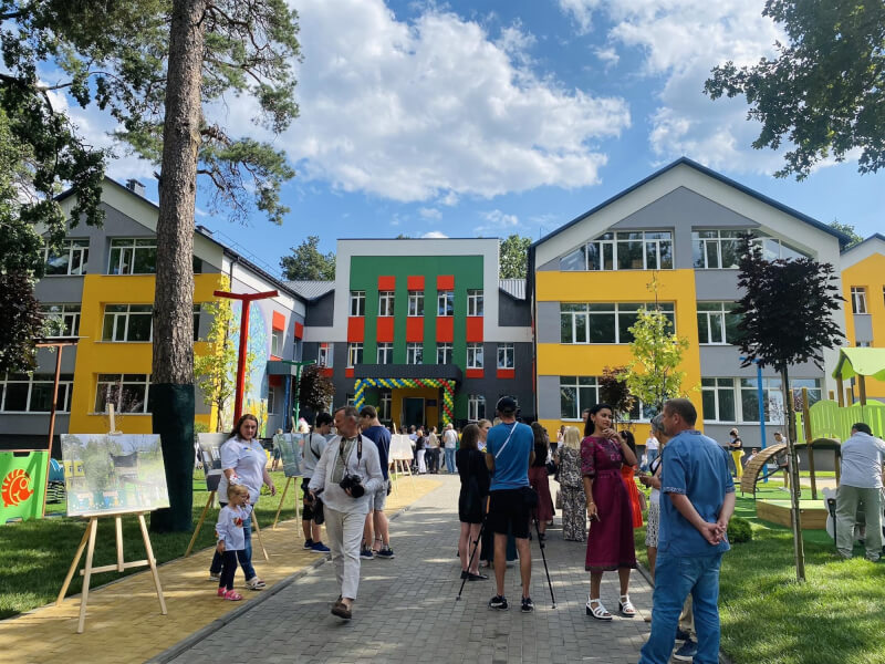 台灣與立陶宛政府合作參與烏克蘭重建，率先完成的項目為位於伊爾平市的「魯塔」幼兒園，在8月24日烏克蘭獨立紀念日正式啟用。（圖取自facebook.com/urministerija）
