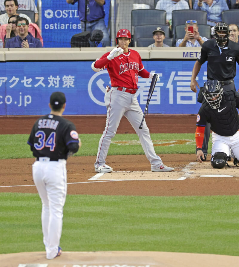 美國職棒天使隊大谷翔平（紅色球衣）25日擔任第2棒指定打擊。（共同社）