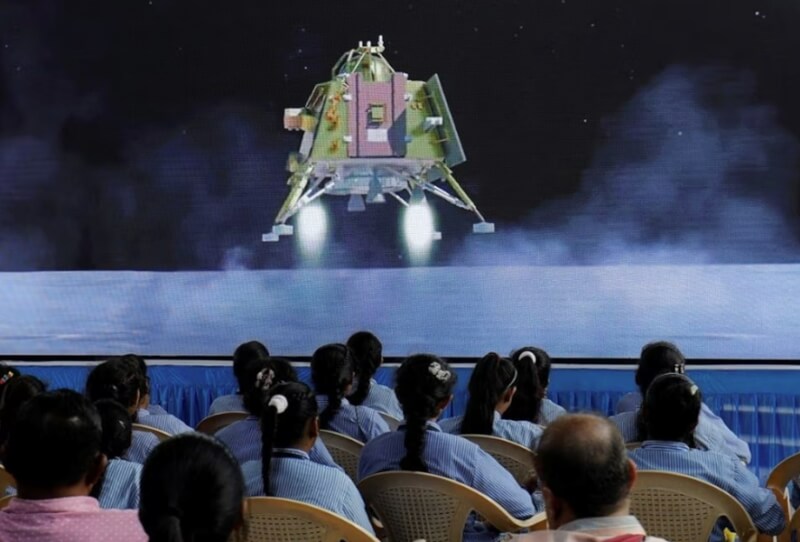 印度民眾23日齊聚關注「月船3號」登陸任務直播。（路透社）