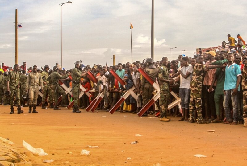 圖為軍方支持者在法國位於尼日的陸軍基地前示威。（路透社）
