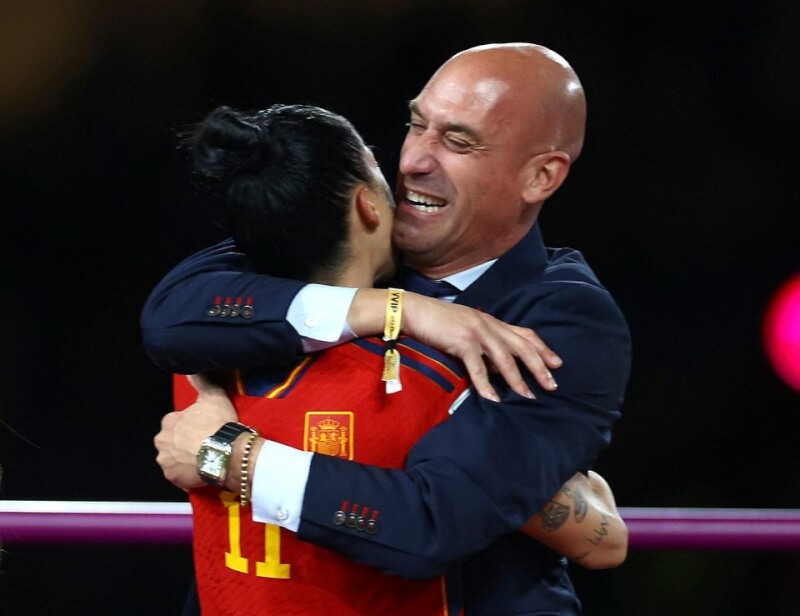 圖為女足世界盃冠軍戰後，西班牙足協主席盧比亞雷斯（右起）擁抱艾爾莫索慶祝。（路透社）