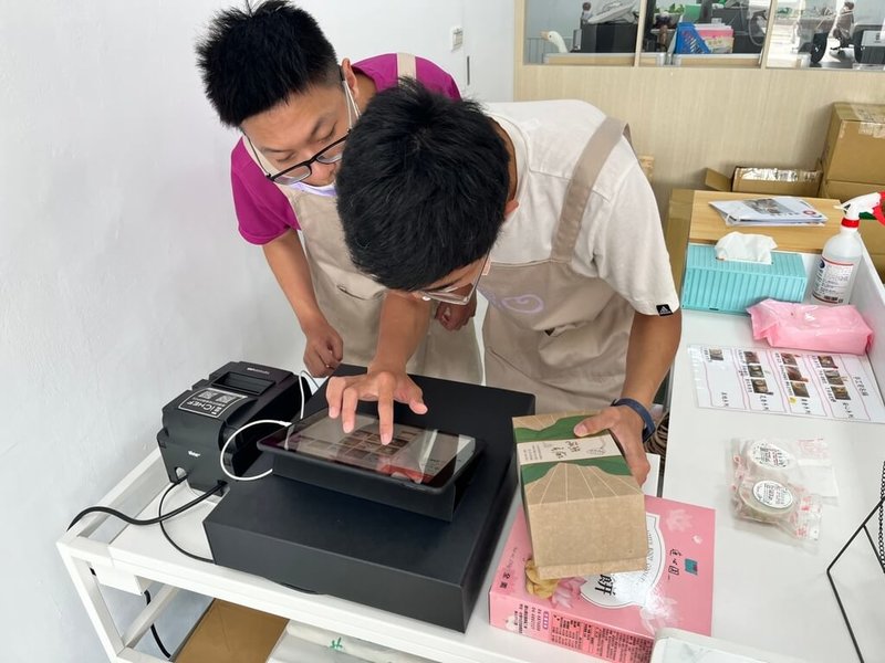 位於台中市南區復興路的「溫心公益空間」教導學員如何結帳,協助學員接軌社會,讓學員未來能順利進入職場。(溫心公益空間提供)中央社記者趙麗妍傳真 112年8月27日