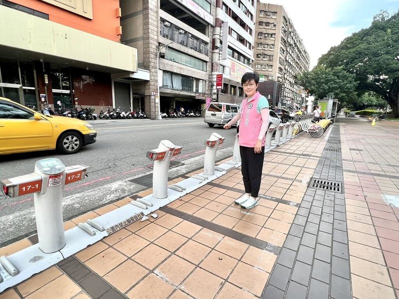 台中公共自行車iBike 1.0站點，今年6月退場，由YouBike 2.0站點取代。民進黨市議員陳俞融發現高達2846的iBike 1.0車柱留在原地。圖為iBike 1.0台中公園站。（陳俞融提供）中央社記者趙麗妍傳真  112年8月27日