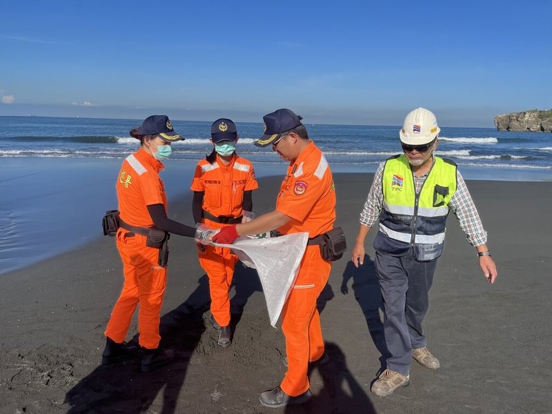 高雄旗津海水浴場26日出現「油球」導致遊客身體沾染油污，高雄港務分公司27日在沙灘四周拉起警戒線，並出動大批人力協助清除，截至下午3時共撿拾約12公斤，目前僅剩零星「油球」，無擴大情事。（高雄港務分公司提供）中央社記者林巧璉傳真  112年8月27日