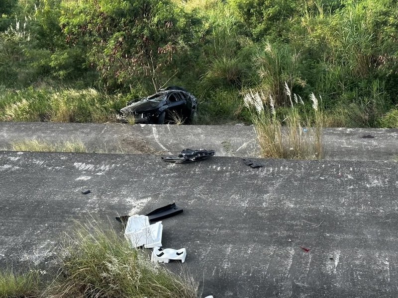 台中市大安溪河堤南邊堤防外27日下午發生車輛翻覆意外，車內男駕駛受傷但意識清楚，副駕駛座女乘客則意識不清，傷重送醫不治。（民眾提供）中央社記者趙麗妍傳真  112年8月27日