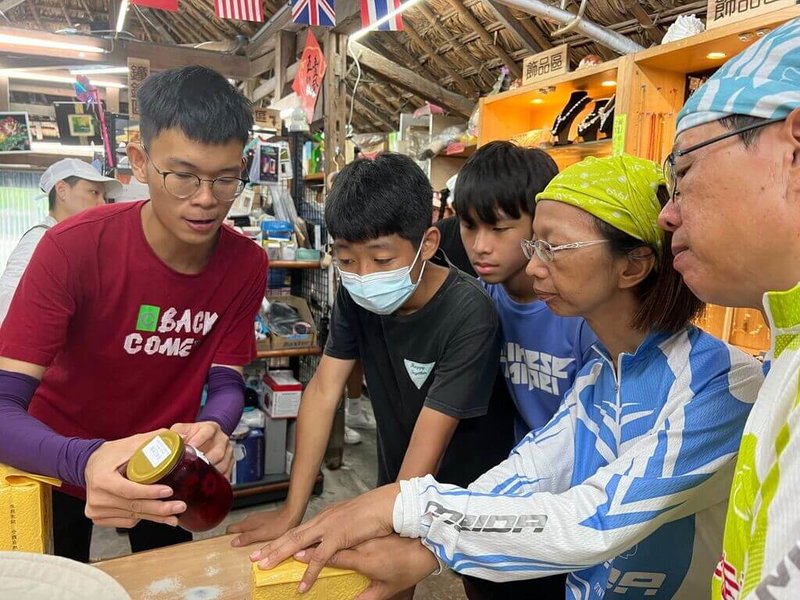 位於花蓮的社區公益二手商店豐田五味屋迎來15歲生日，創辦人、東華大學教授顧瑜君27日表示，看到五味屋的孩子長大後各自在不同領域發展，備感欣慰，其中阿瑄（前左）高中畢業就回歸五味屋負責導覽解說工作，透過學習養成自信。（五味屋提供）中央社記者李先鳳傳真  112年8月27日