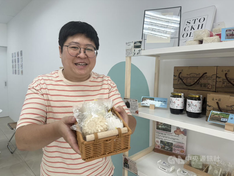 台中市「溫心公益空間」提供的小作所和日照中心,培養學員技能,學習製作手工品、生活自理,協助慢飛天使接軌社會。圖為副主任兼社工督導韓禧恩介紹學員作品。中央社記者趙麗妍攝 112年8月27日