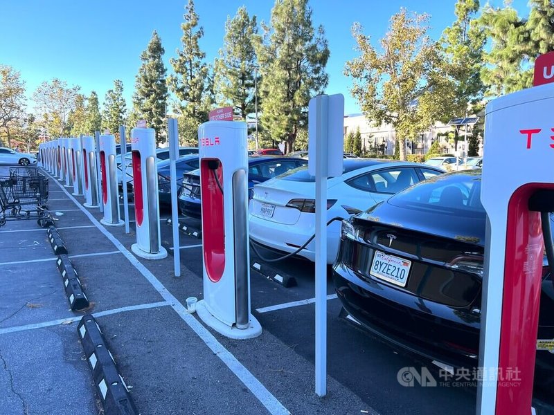 電動車大廠特斯拉（Tesla）在全美設有約2000處「超級充電站」（Supercharger stations），圖為洛杉磯一處超級充電站停滿特斯拉電動車。中央社記者林宏翰洛杉磯攝  112年8月27日