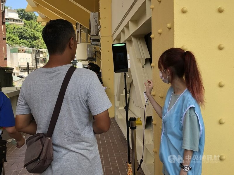 基隆市環保局招考儲備清潔隊員,27日舉辦第1階段體能測驗,為避免發生槍手代考情形,考生入場前須先經過人臉辨識機檢覈。中央社記者王朝鈺攝 112年8月27日
