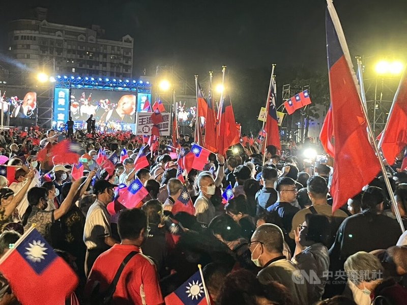 鴻海集團創辦人郭台銘27日晚間到高雄市鳳山區出席主流民意大聯盟造勢活動，現場支持者熱情揮舞中華民國國旗表達力挺，場面熱絡。中央社記者林巧璉攝  112年8月27日