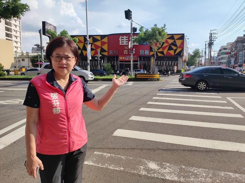 台中市大里區德芳南路、大里路口行人通行秒數太短，民進黨市議員張芬郁（圖）接獲民眾陳情，長輩過馬路如急行軍，要求市府交通局全面檢討改善。（民眾提供）中央社記者趙麗妍傳真 112年8月27日