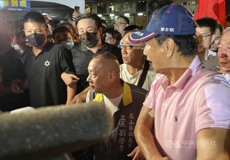 鴻海集團創辦人郭台銘（前右）27日晚間到高雄市鳳山區出席主流民意大聯盟造勢活動，國民黨籍誠義里里長劉啓芳（前右2）陪同進場。中央社記者林巧璉攝  112年8月27日