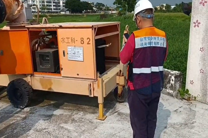 台南市政府因應颱風蘇拉可能影響台灣，提前啟動防颱整備。圖為柳營區移動式抽水機試運轉。（台南市水利局提供）中央社記者楊思瑞台南傳真  112年8月27日