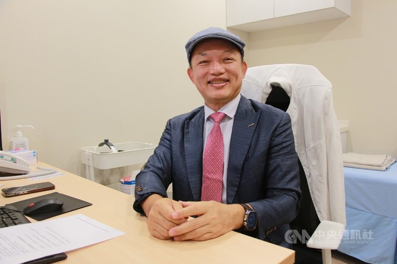大台中診所協會理事長陳俊宏(圖)表示,協會自民國106年起號召團隊前往家扶台中發展學園義診,讓發展遲緩孩子們在熟悉的環境裡接受健康檢查,也能省去家長奔波醫療院所的辛勞。中央社記者蘇木春攝 112年8月27日