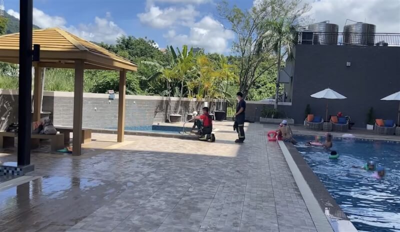 台東知本一家渡假酒店游泳池27日疑似氯氣外洩,造成大人、小孩約10人出現嘔吐、咳嗽等症狀。飯店相關人員示,游泳池採自動氯氣過濾,目前未看到異常外洩狀況。(民眾提供)中央社記者李先鳳傳真 112年8月27日