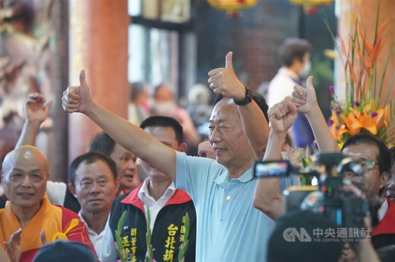 圖為郭台銘（中）25日前往台北市士林區葫蘆寺參加中元普渡超薦大法會，雙手比讚接受媒體拍攝。（中央社檔案照片）