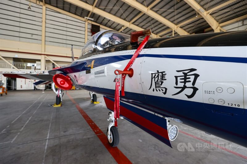 台灣在經國號戰機之後，睽違30年誕生另一架國機國造成果「勇鷹號」新式高教機，機號11001的勇鷹原型機停放於漢翔機棚，持續進行相關測試作業。中央社記者鄭清元攝 112年8月27日