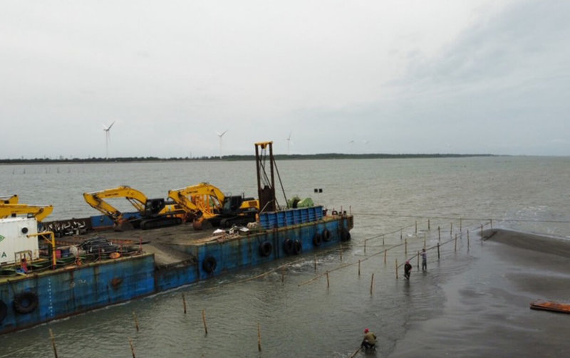 颱風蘇拉來襲雲林風電船機遭蚵架包圍無法回港避險| 地方| 中央社CNA