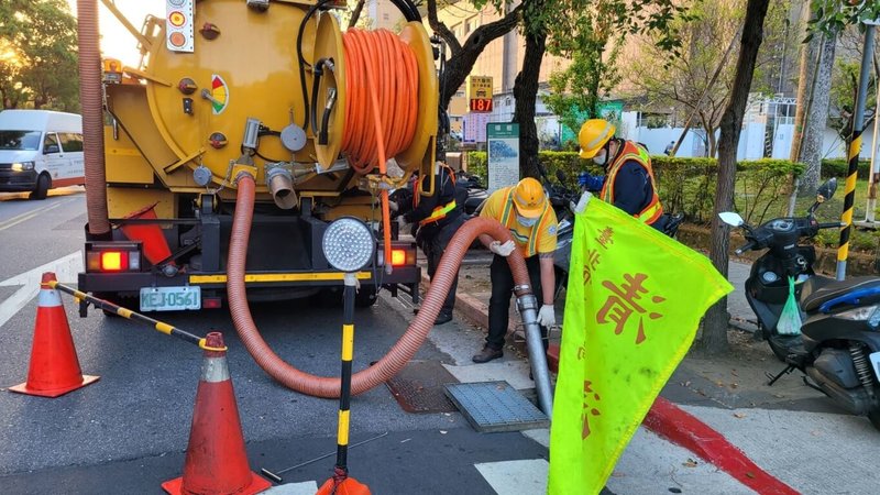 民進黨台北市議員林延鳳指出,北市府購置清理溝渠的17輛沖吸兩用清溝車,其中4輛車齡超過汰換年限,若無作用,恐釀市區淹水。環保局27日表示,會編預算汰換。圖為沖吸車執行清溝作業。(台北市環保局提供)中央社記者劉建邦傳真 112年8月27日