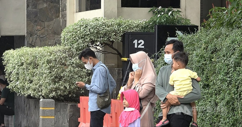 印尼空污問題已導致逾20萬人罹患呼吸道疾病，民眾抱怨連連，許多人戴著口罩上街。中央社實習記者黃瑩珊雅加達攝  112年8月27日