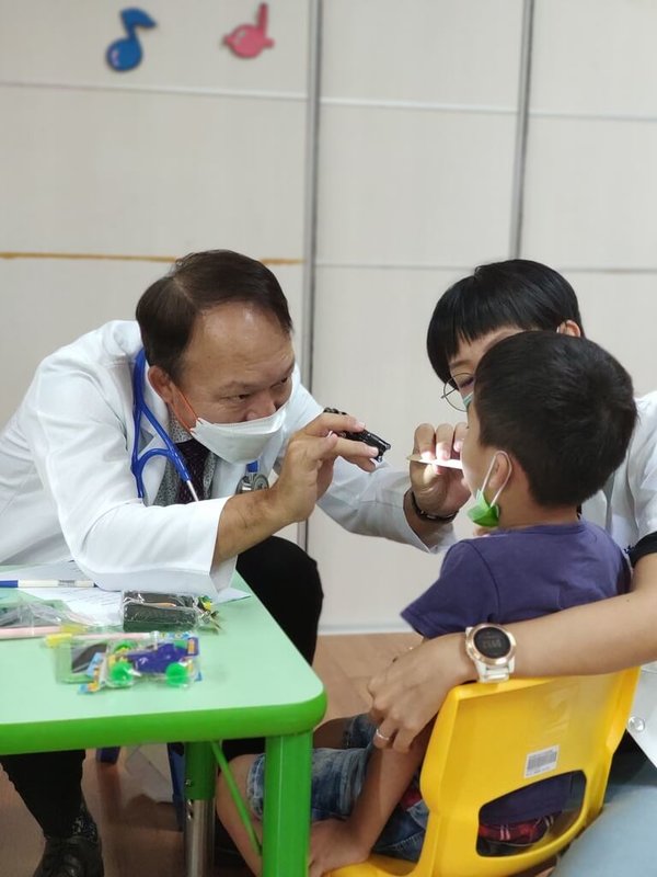 大台中診所協會連續數年定期號召小兒科、耳鼻喉科醫師團隊前往家扶基金會台中發展學園義診,提供園方及家長完善健康評估建議。(家扶台中發展學園提供)中央社記者蘇木春傳真 112年8月27日
