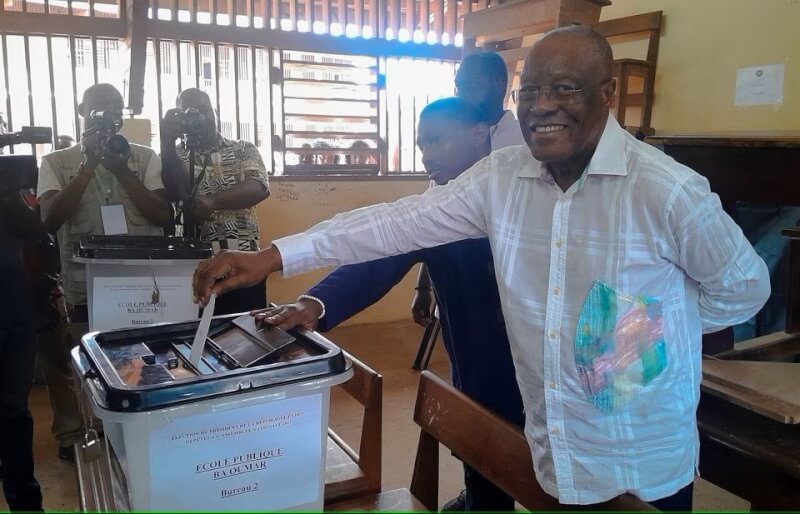 加彭反對派領導人翁多奧沙（前）26日譴責大選存有「詐欺行為」。（路透社）