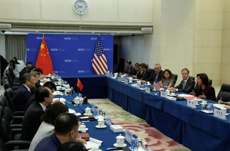 美國商務部長雷蒙多（右前1）28日會見中國商務部長王文濤（左前6）。（ Andy Wong/Pool via 路透社）