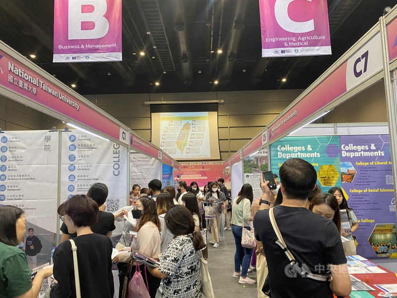 「2023年泰國台灣高等教育展」26日和27日吸引約2800人到場參觀。中央社實習記者李書瑜曼谷攝 112年8月28日