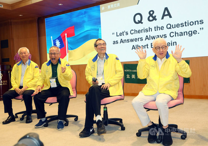 鴻海創辦人郭台銘正式宣布參選2024總統,聯電創辦人曹興誠(右1)28日受訪表示祝福,對於可不可能擔任郭董副手人選,曹興誠舉雙手否定,同時也呼籲,郭台銘提出的政見要真的能夠做到,而非嘴巴講講。中央社記者郭日曉攝 112年8月28日