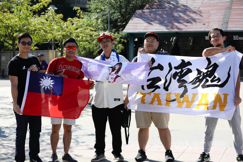 紐約大都會台灣日27日熱鬧登場，台灣民眾現場秀出中華民國國旗和挺台灣旗幟。中央社記者徐薇婷紐約攝  112年8月28日