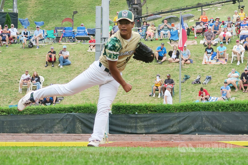 桃園龜山國小少棒隊27日派出范宸竣(圖)先發主投,4局飆出9次三振,率隊以10比0擊敗美國西南區對手,拿下威廉波特少棒賽季軍。中央社記者尹俊傑威廉波特攝 112年8月28日