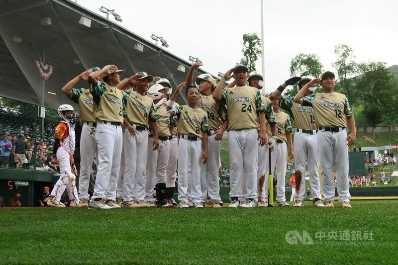 威廉波特少棒賽季軍戰27日登場,桃園龜山國小少棒隊在范宸竣開轟後齊聚本壘板慶祝,一同向看台上熱情加油的親友團及僑胞敬禮。中央社記者尹俊傑威廉波特攝 112年8月28日