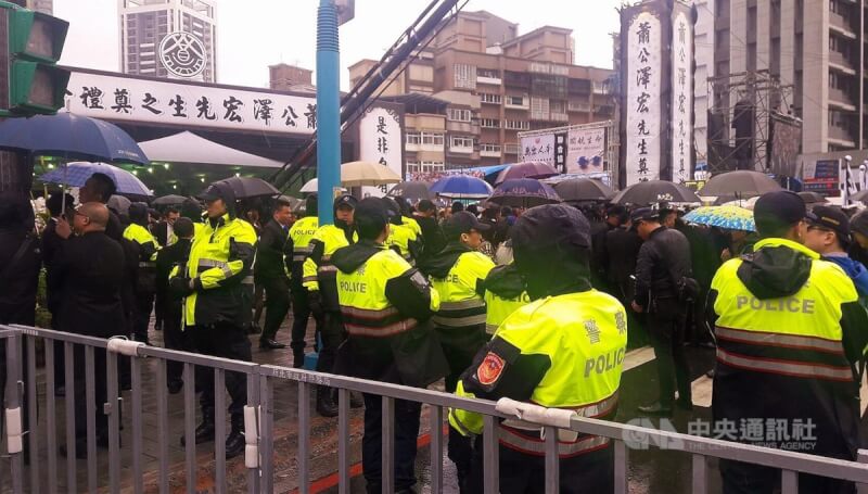 圖為2019年3月前天道盟盟主蕭澤宏告別式，新北警方動員逾400名警力到場交管戒備。（中央社檔案照片）