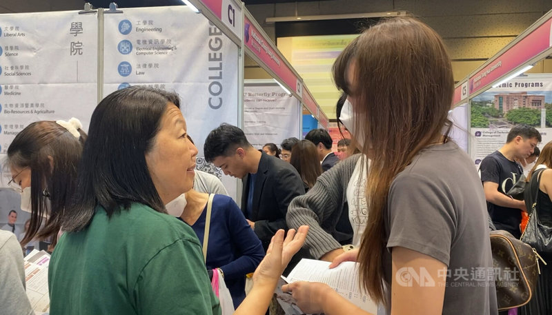 台灣的中文學習環境、科技發展,以及文化相近吸引泰國學生赴台讀書。圖為泰國學生26日在「2023年泰國台灣高等教育展」中台灣大學的攤位詢問留學資訊。中央社實習記者李書瑜曼谷攝 112年8月28日
