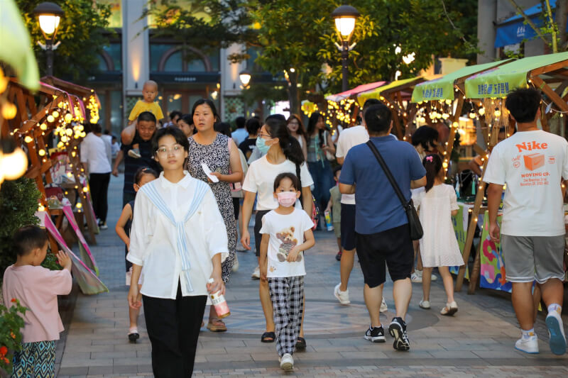 圖為民眾27日在江蘇省昆山市逛夜市。（中新社）