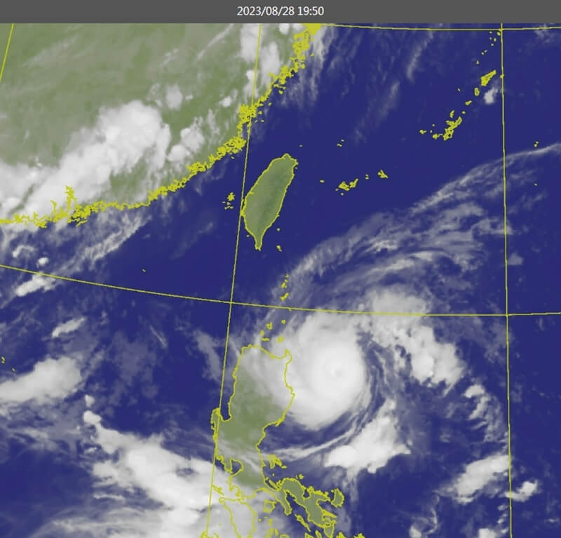 颱風蘇拉逐漸靠近台灣，中央氣象局表示，將在28日晚間11時30分發布海上颱風警報。圖為28日晚間7時50分衛星雲圖。（圖取自中央氣象局網頁cwb.gov.tw）