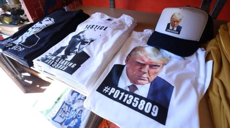 圖為T-shirt專賣店販賣印有川普檔案照的衣服和帽子。（路透社）