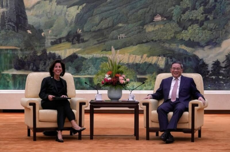 中國國務院總理李強（右）29日在北京會晤美國商務部長雷蒙多（左）。（Pool via 路透社）