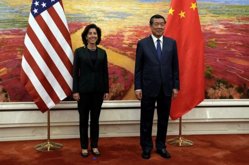美國商務部長雷蒙多（左）29日和中國國務院副總理何立峰（右）會面。（Pool via 路透社）