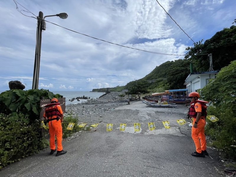 颱風蘇拉逼近，花蓮縣政府29日下午2時公告劃定「豐濱鄉海岸、海港及港埠」等區域範圍為禁（限）制區域，海巡人員已拉起封鎖線確保安全。（海巡署東部分署第一二岸巡隊提供）中央社記者李先鳳傳真  112年8月29日